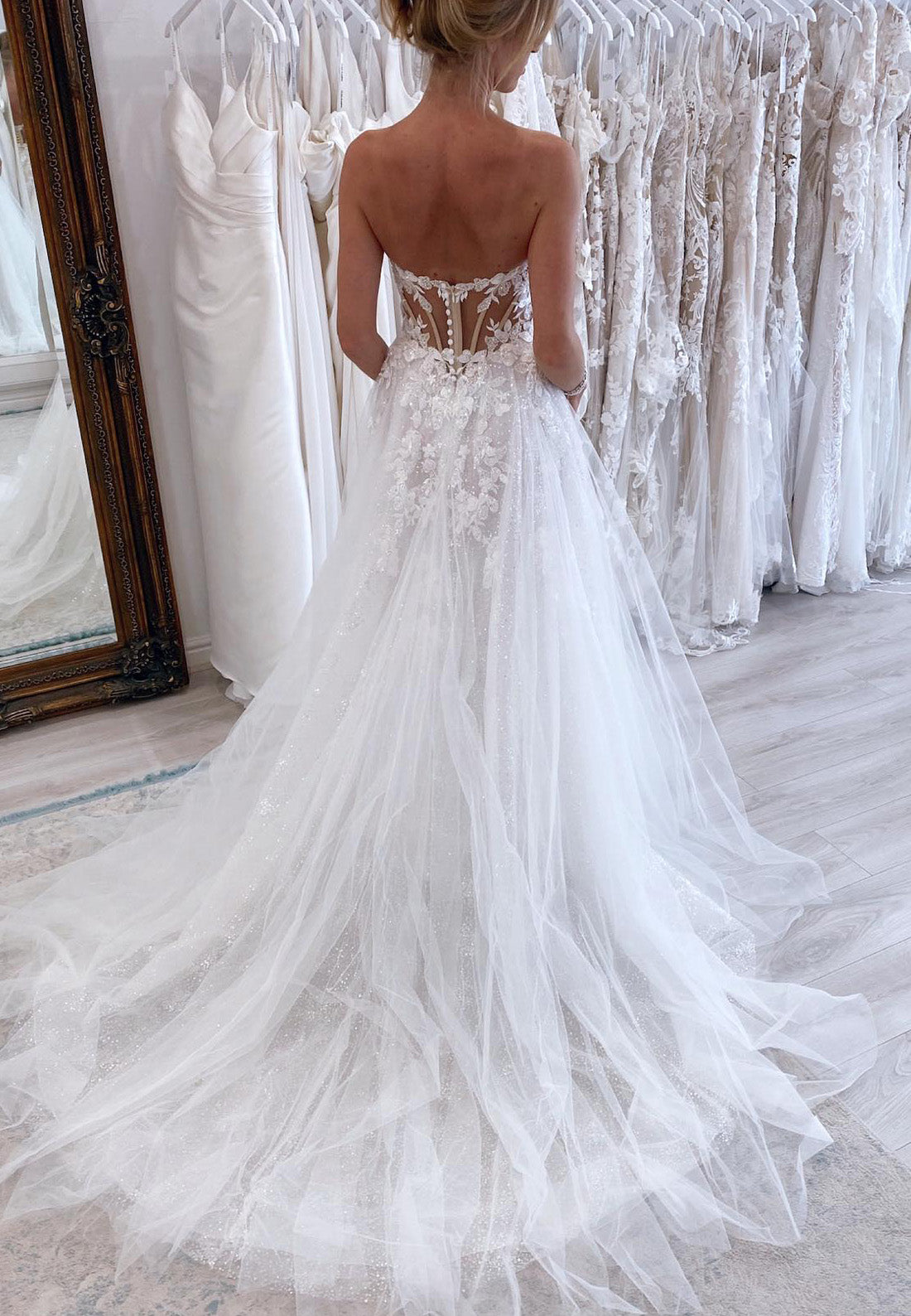 Sweetheart Sleeveless Tulle Appliques A-Line Wedding Dress