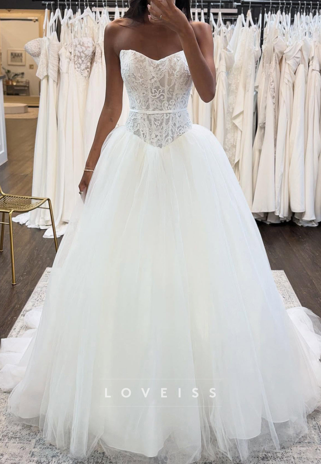 Sweetheart Strapless Appliques Tulle Ball Gown Wedding Dress