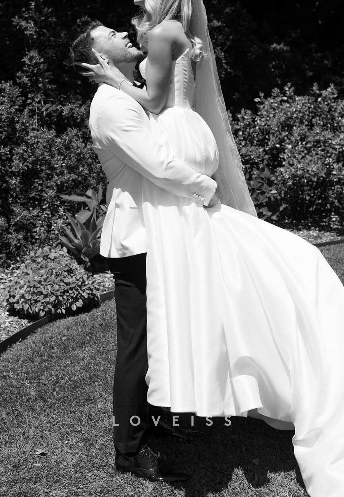 Sweetheart Strapless Satin Pleated Classic Wedding Dress
