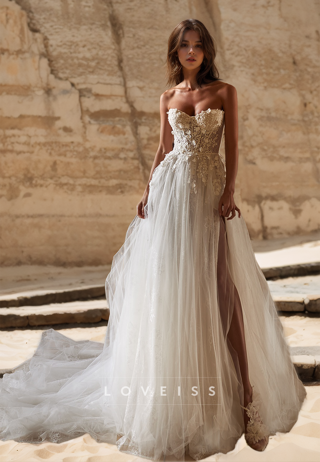 Sweetheart Strapless Tulle Appliques A-Line Beach Wedding Dress