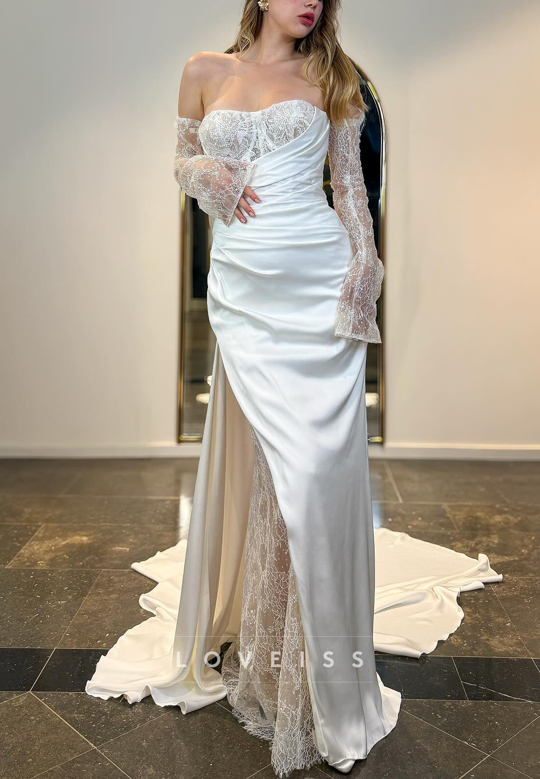 Sweetheart Lace Appliques Long Sleeves Sheath Wedding Dress