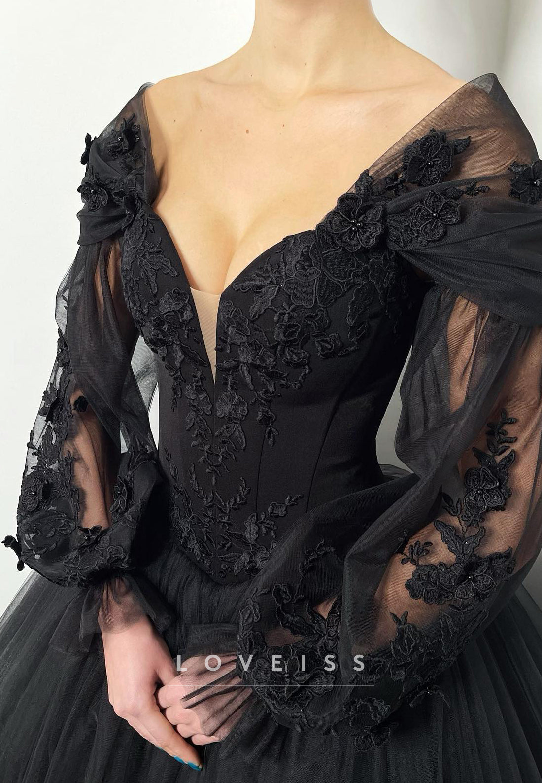 V-Neck Long Sleeves Tulle Appliques Ball Gwon Black Wedding Dress