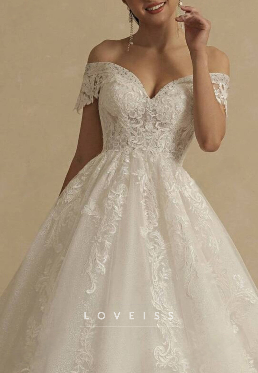 V-Neck Sleeveless Lace Appliques Tulle Ball Gown Wedding Dress