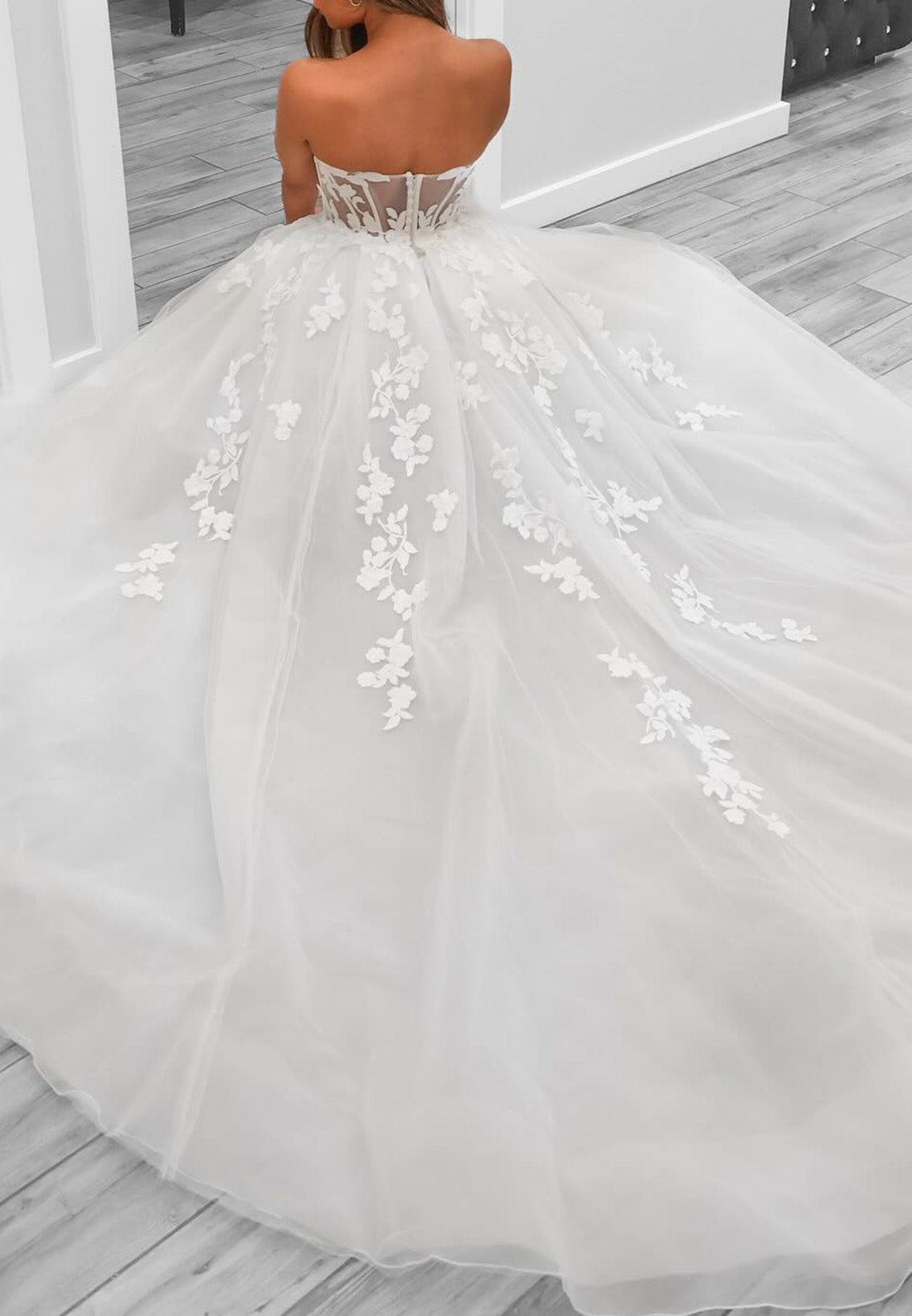 V-Neck Strapless Floral Appliques Ball Gown Wedding Dress