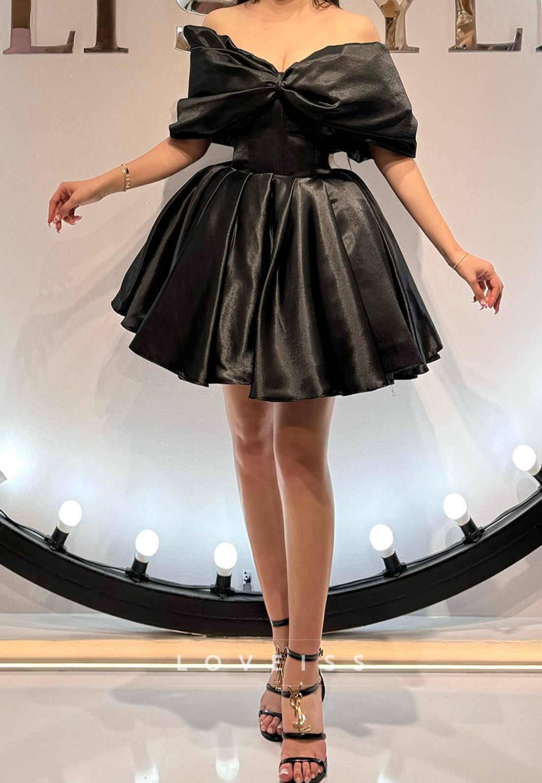 V-Neck Strapless Pleated A-Line Short Party Homecoming Dress