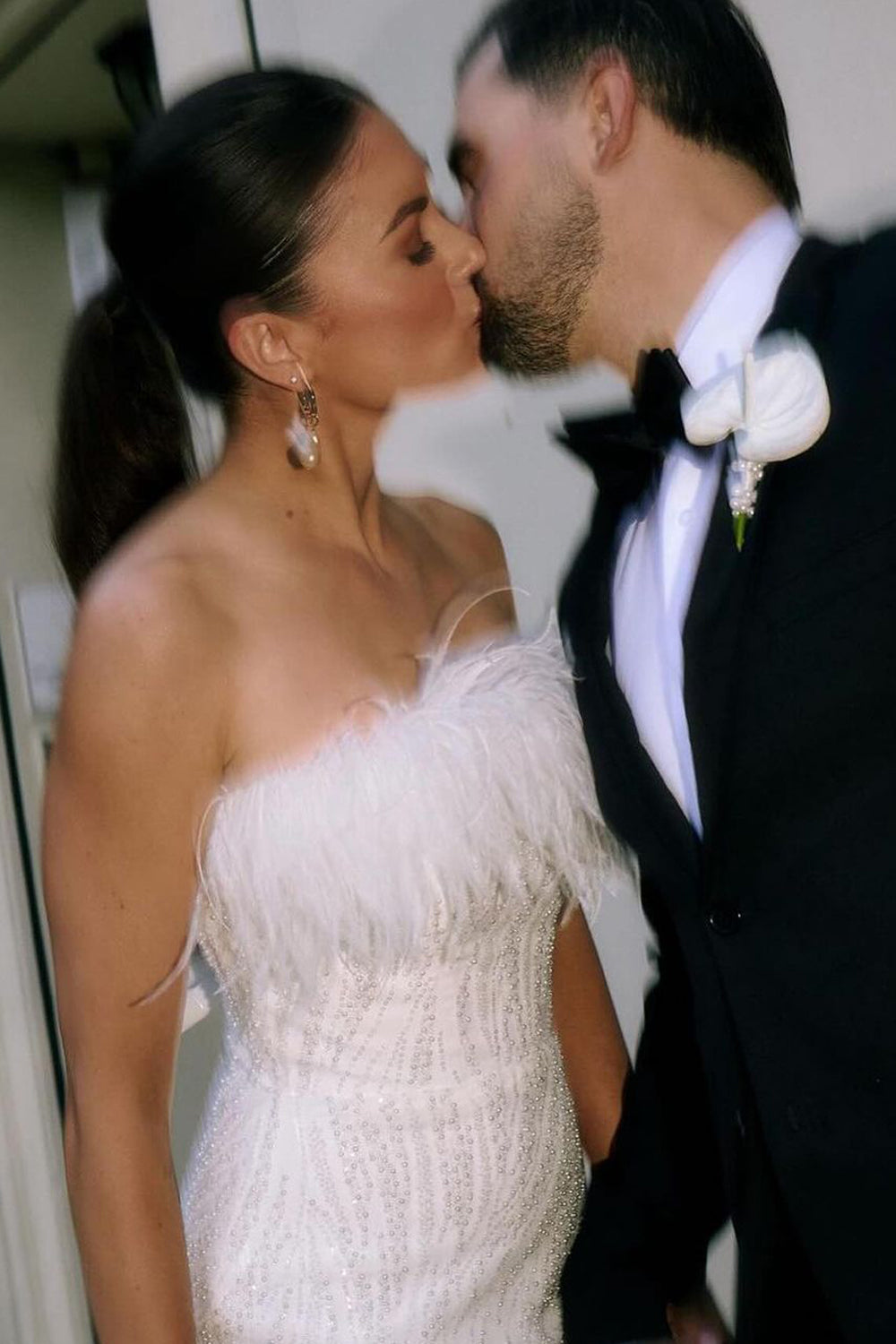 Fashion Sheath Strapless Sequins Short Wedding Dresses with Feather