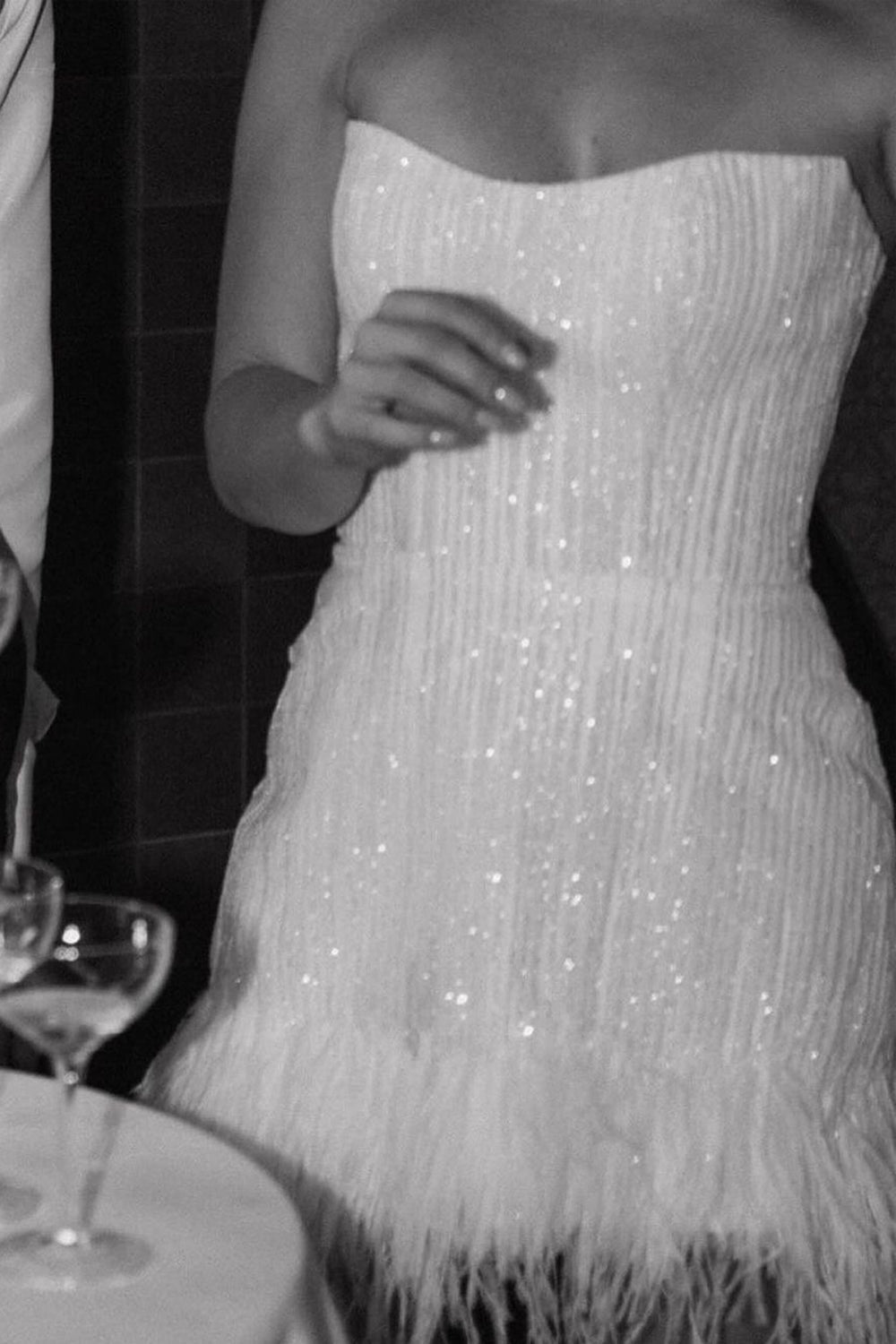 Fashion Sheath Strapless Sequins Short Wedding Dresses with Feather