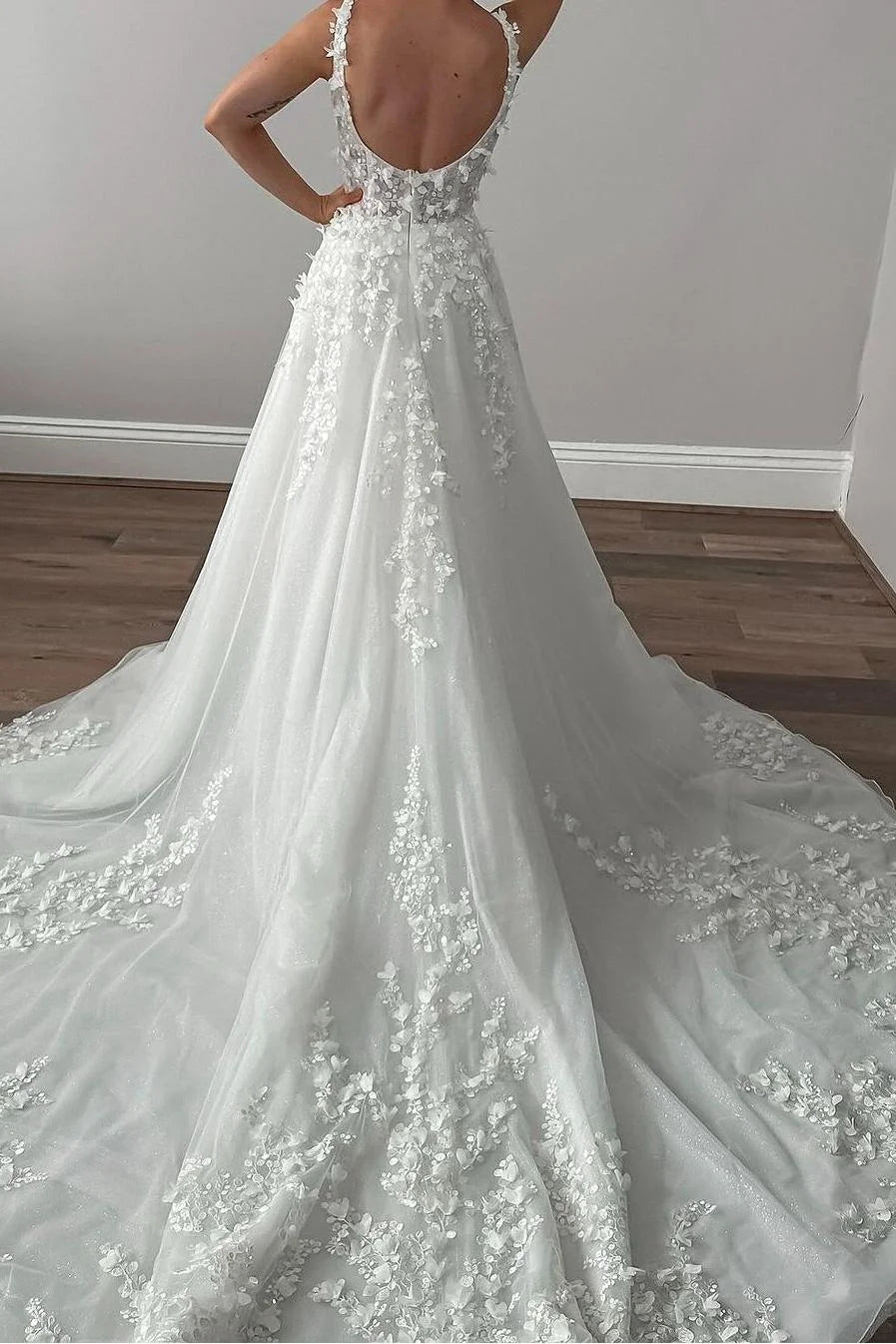 Charming White Tulle Spaghetti Strap Sleeveless Long Wedding Dress with Applique