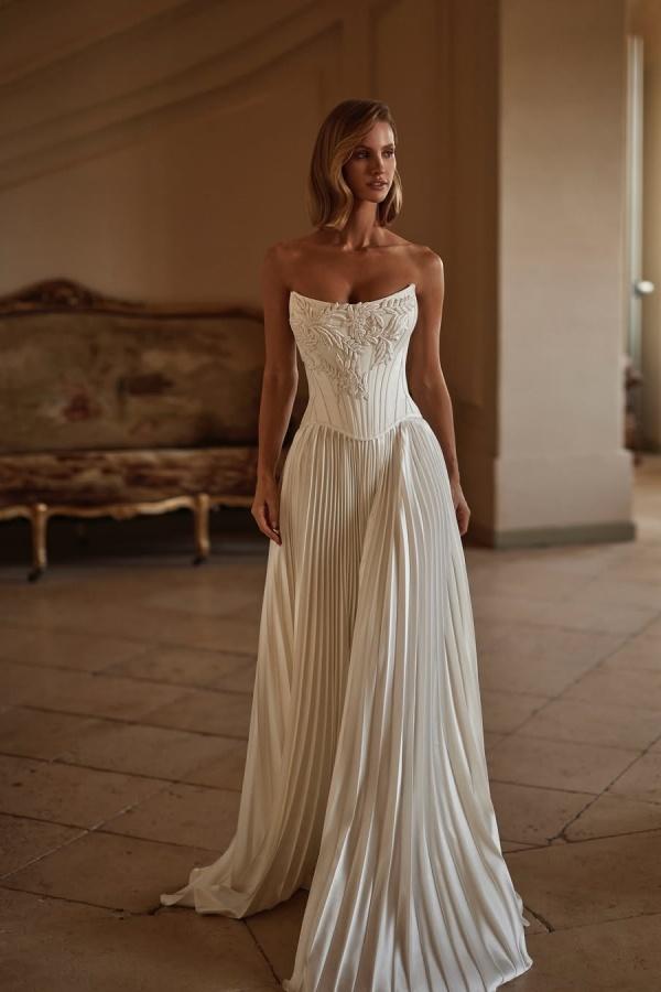 Lussooy Beautiful Sleeveless Purple Tulle Applique A Line Prom Dress with Pleated