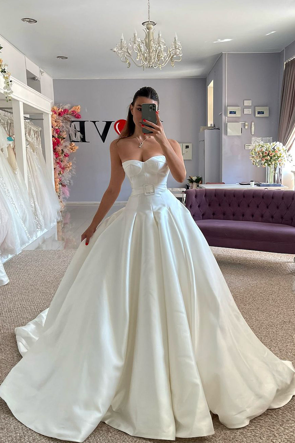 Gorgeous Ball Gown Sweetheart Satin Wedding Dresses