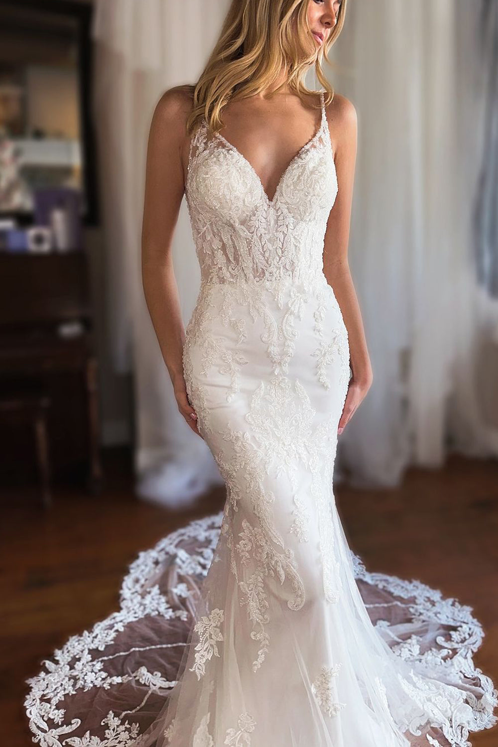 Charming Mermaid V Neck Lace Long Wedding Dresses with Appliques
