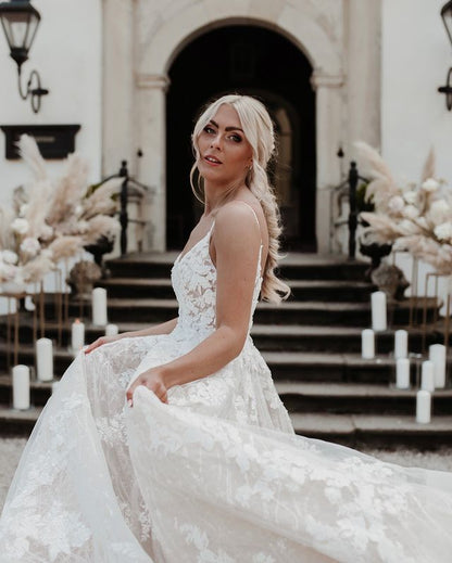 Stunning A-Line V Neck Spaghetti Straps Tulle Wedding Dresses with Lace Appliques